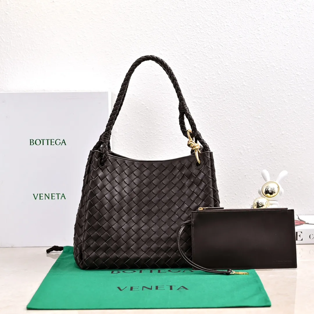Batch 2660 24 early autumn new model Andiamo Parachute is made of a whole piece of woven leather and is processed with folding stitching at the four corners # Craftsmanship and creativity. Large size is atmospheric and practical. One of the must-selects for BV. Large space, can hold a computer, thick shoulder strap, very comfortable on the shoulder. Large parachute upper body real photo can be carried on the back. The upper body is versatile and cute☺️ Style number: 6571 Size: 30*26*20cm